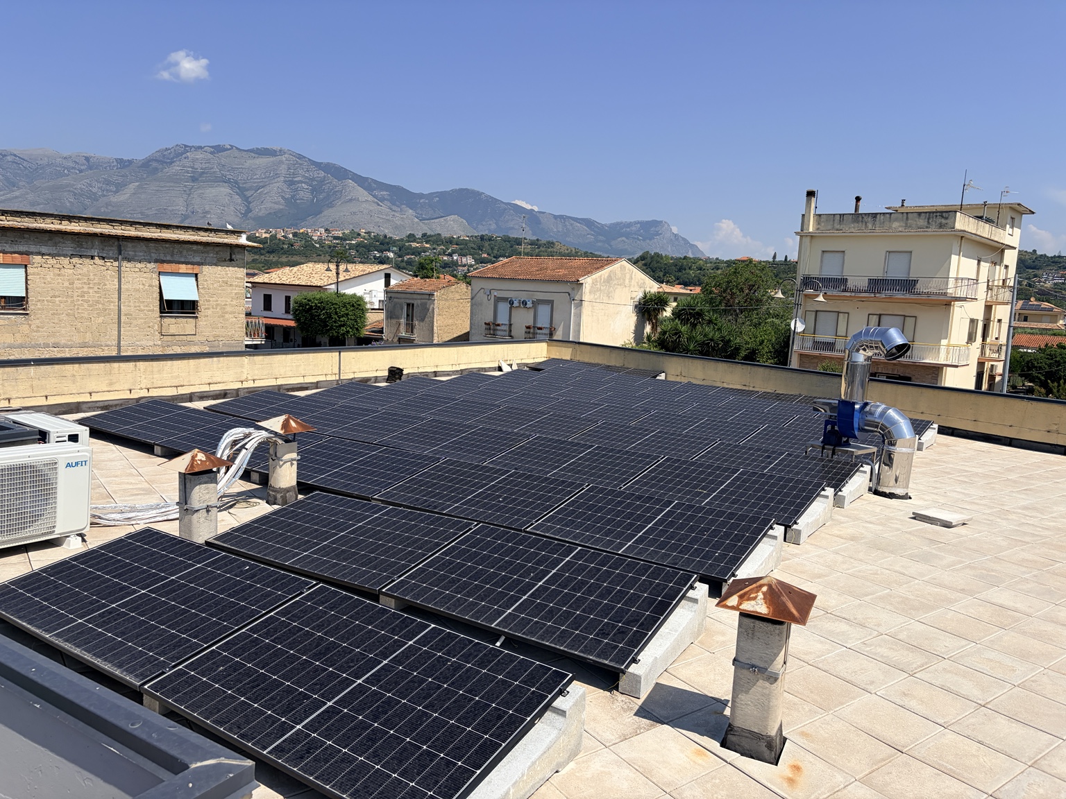 Vista dell’impianto fotovoltaico sulla copertura dell’attività