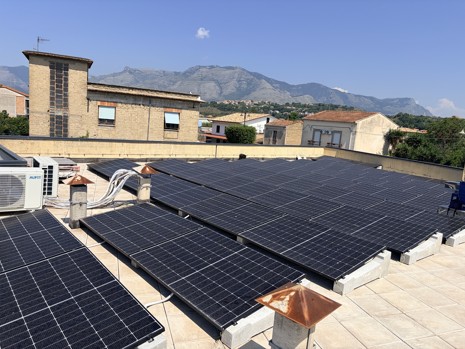 Dettaglio dei pannelli fotovoltaici installati sul tetto