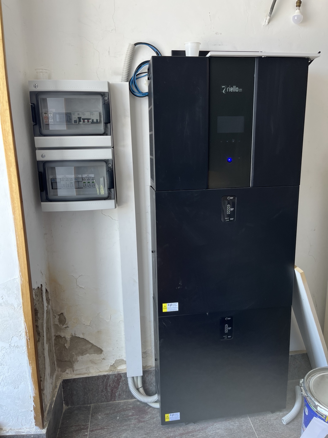 Inverter e sistema di accumulo da 10 kWh con i quadri elettrici