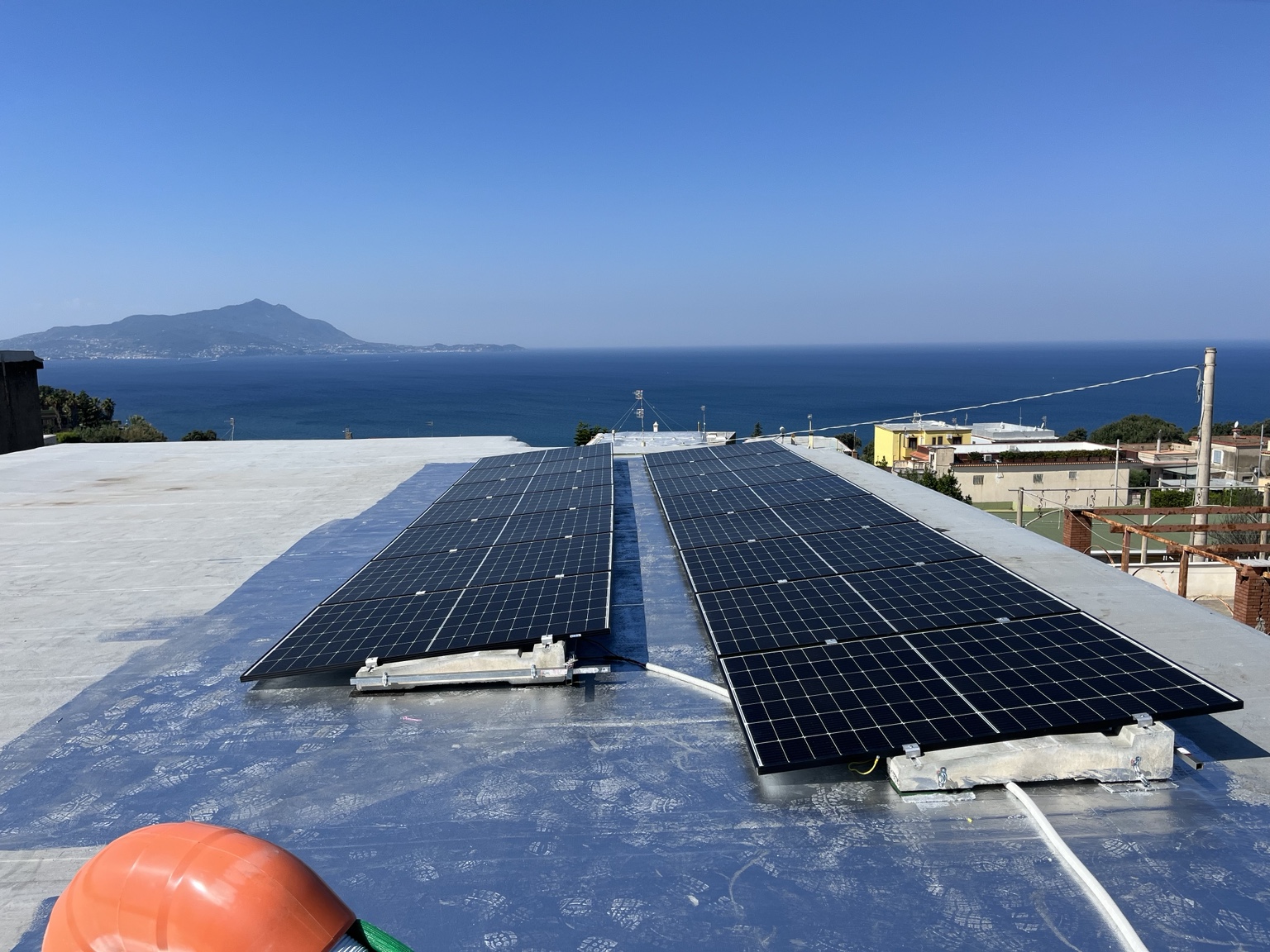 Impianto fotovoltaico da 6 kW sul tetto a Monte di Procida, con vista sul mare