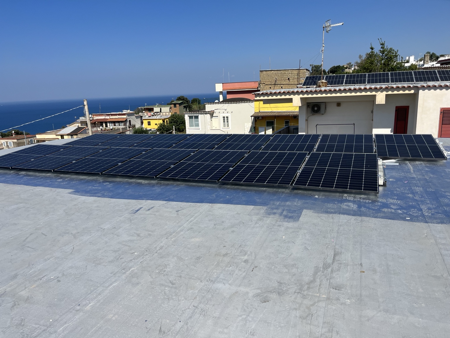Vista dei pannelli fotovoltaici installati sulla copertura a Monte di Procida