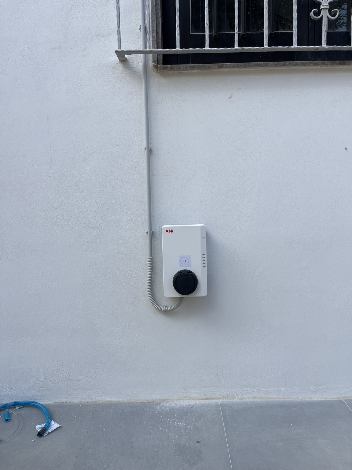 Wallbox ABB installata a parete per la ricarica dell’auto elettrica